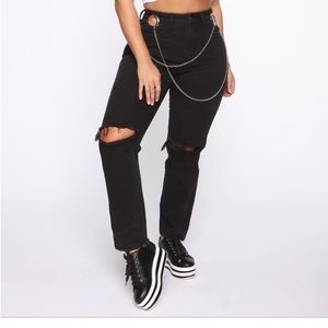 Is actually a size 5 Brand new Fashion nova jeans with tag on.